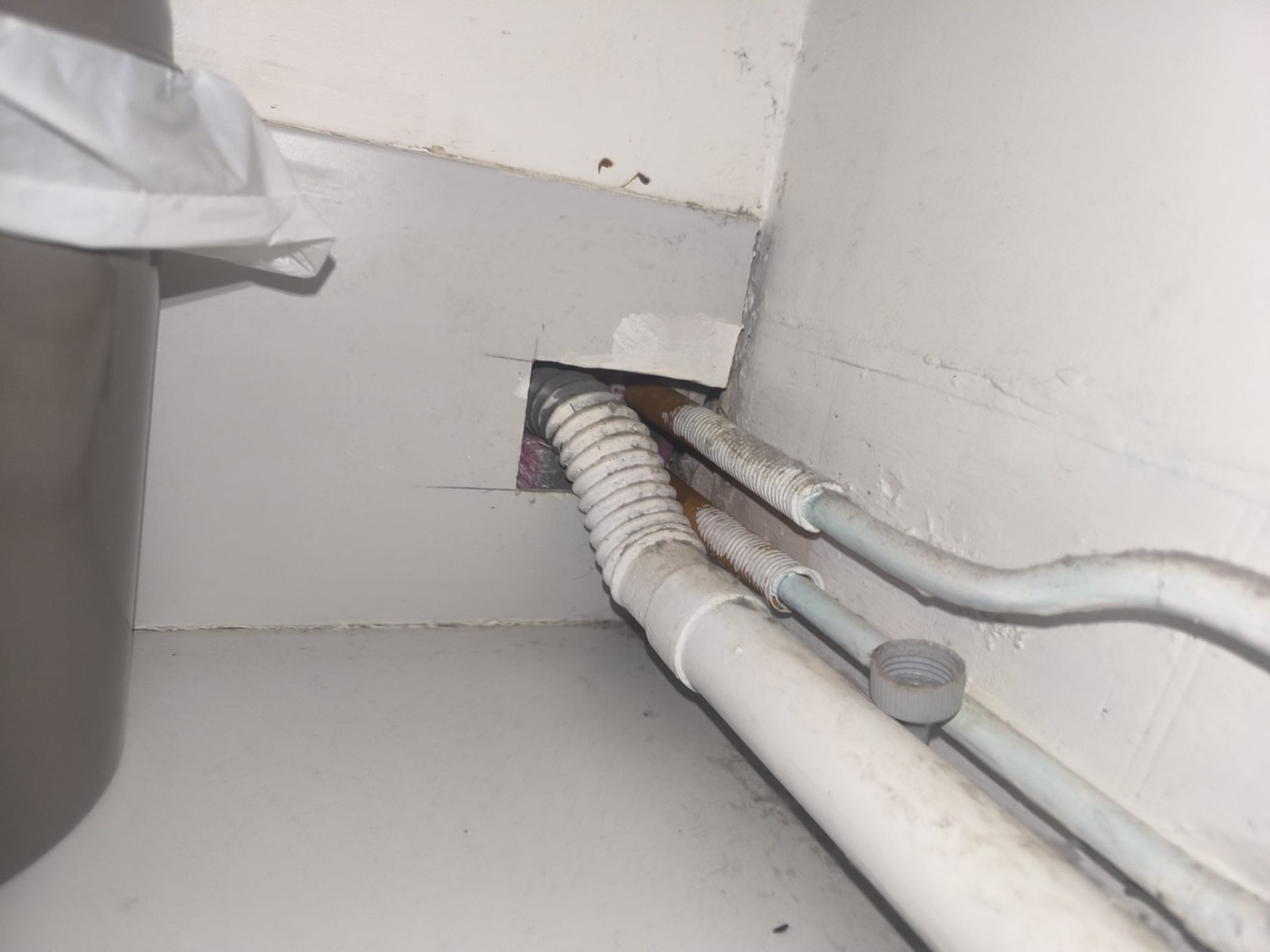 Calfeutrage des canalisations contre rats et cafards | Paris et Île-de-France Ouverture autour de canalisations pouvant laisser entrer rats, souris ou cafards